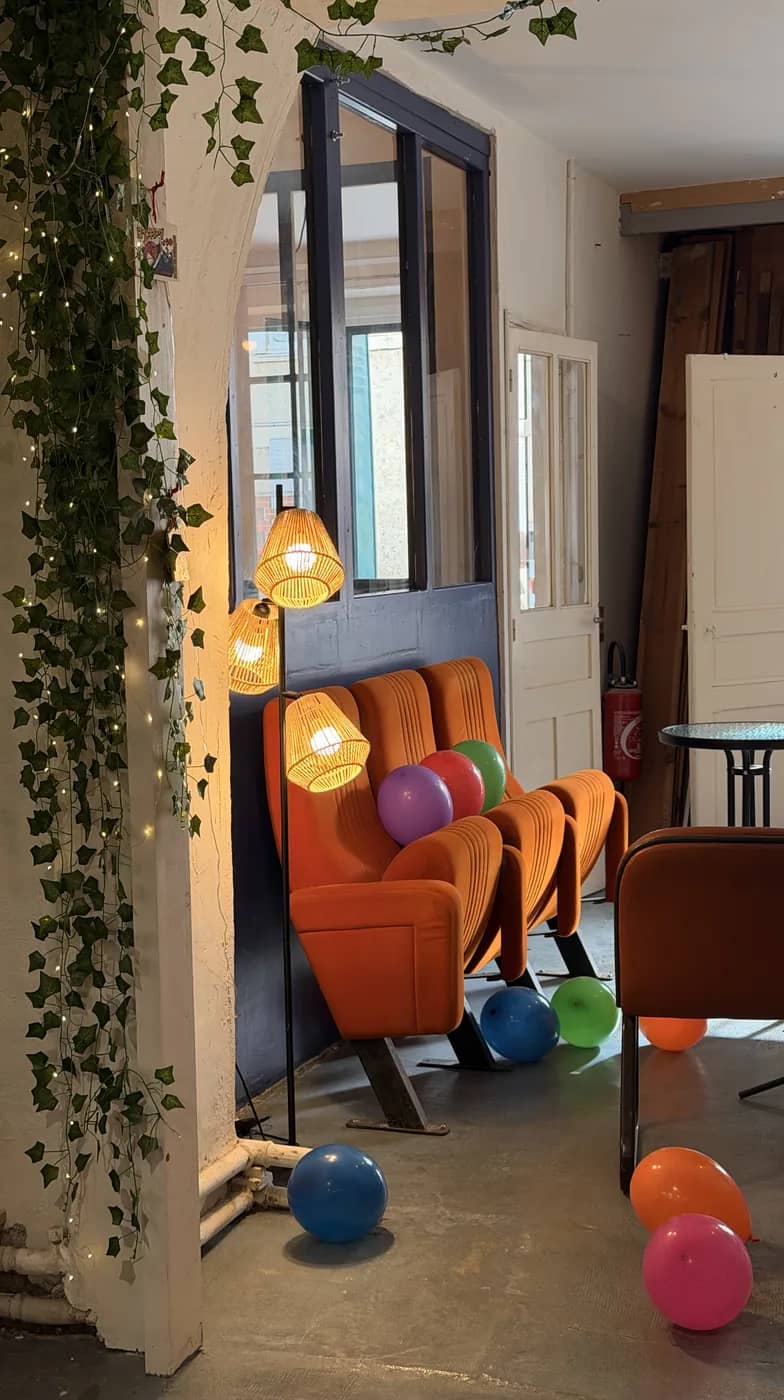 Les fauteuils orange sous les guirlandes