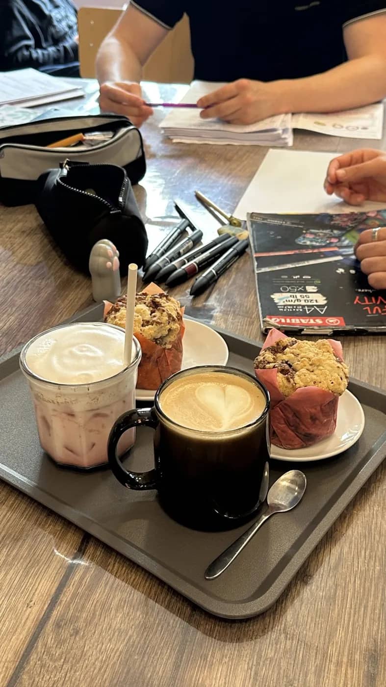 Café et muffin sur plateau